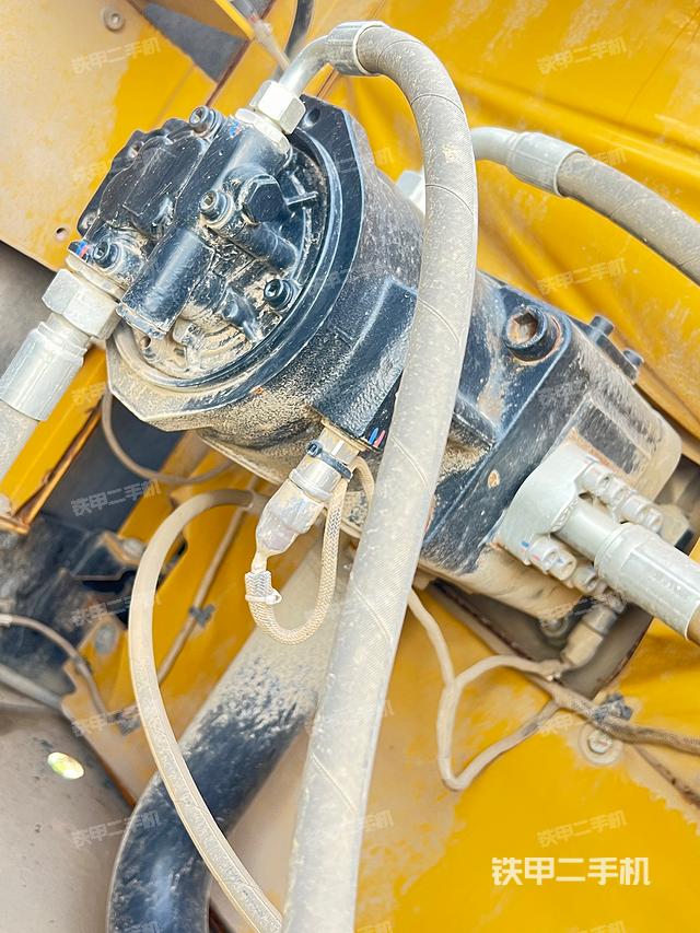 液压泵舱室正面整体（整机外观）