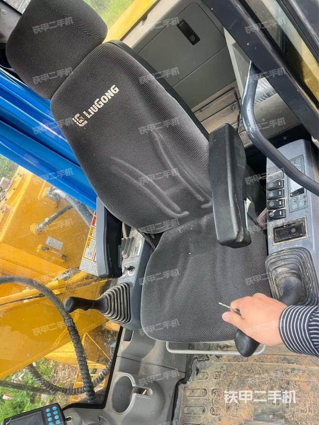 駕駛室整體(整機(jī)外觀) 駕駛室整體(整機(jī)外觀)