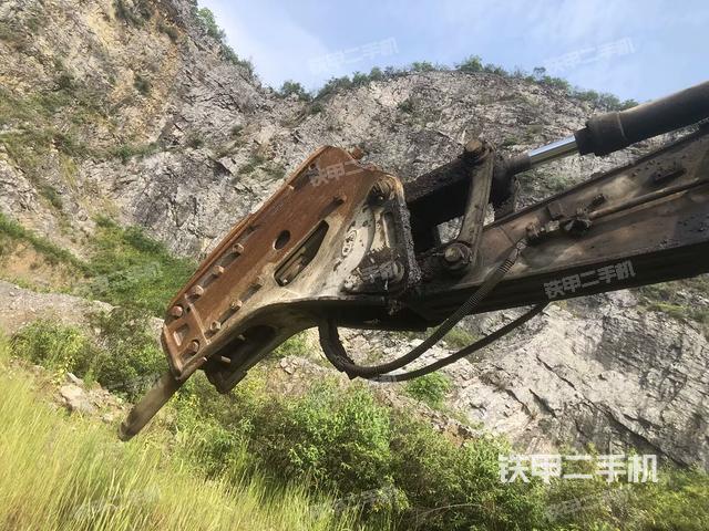 鏟斗右后整體(工作和回轉(zhuǎn)裝置) 鏟斗右后整體(工作和回轉(zhuǎn)裝置)