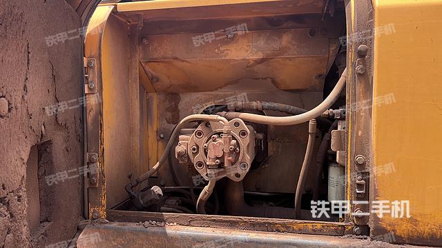液壓泵艙室正面整體(整機(jī)外觀) 液壓泵艙室正面整體(整機(jī)外觀)