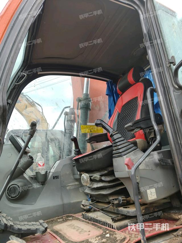 駕駛室整體（整機外觀）