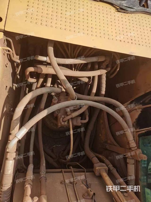 回轉(zhuǎn)馬達(dá)和主控閥（整機(jī)外觀）