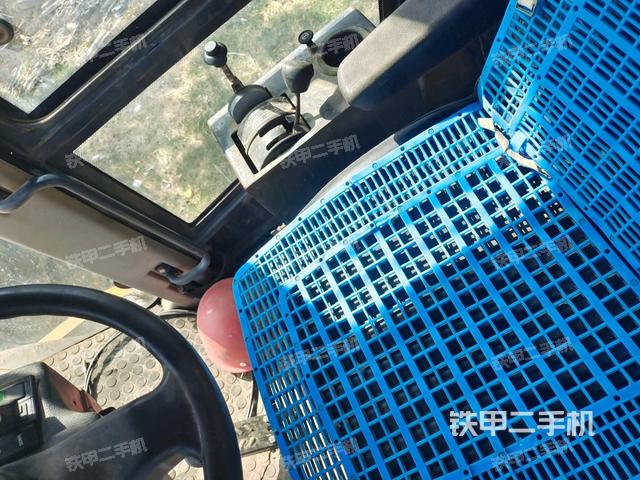 駕駛室內(nèi)座椅、儀表操作手柄全景（壓路機駕駛室）