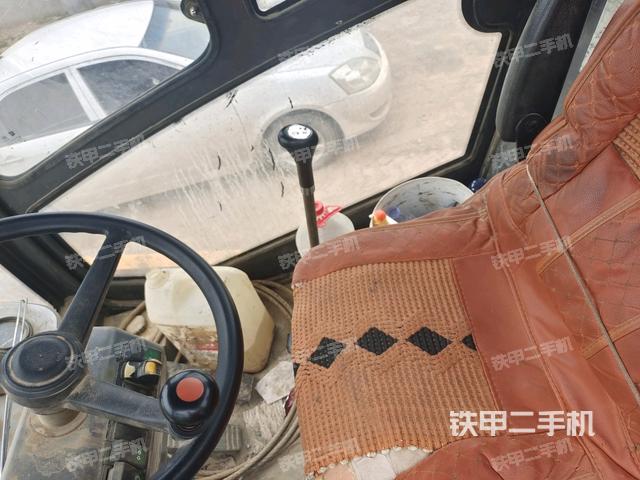 駕駛室頂蓬內(nèi)（壓路機(jī)駕駛室）