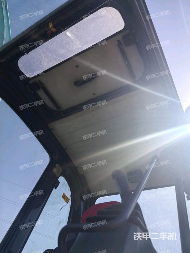 駕駛室頂部(整機外觀) 駕駛室頂部(整機外觀)