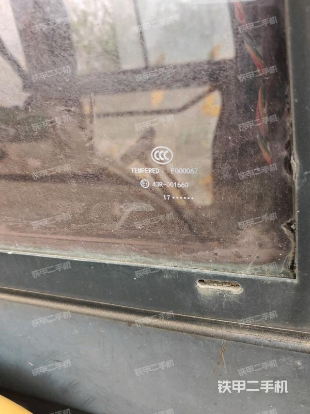 行走控制手柄和踏板?俯拍（駕駛室部分）