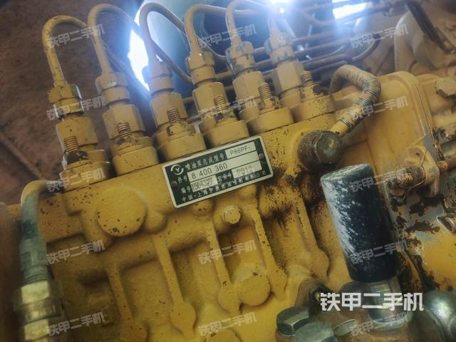 發(fā)動(dòng)機(jī)右側(cè)全景（壓路機(jī)發(fā)動(dòng)機(jī)艙）