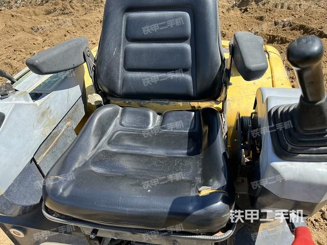 駕駛室頂部(整機(jī)外觀) 駕駛室頂部(整機(jī)外觀)