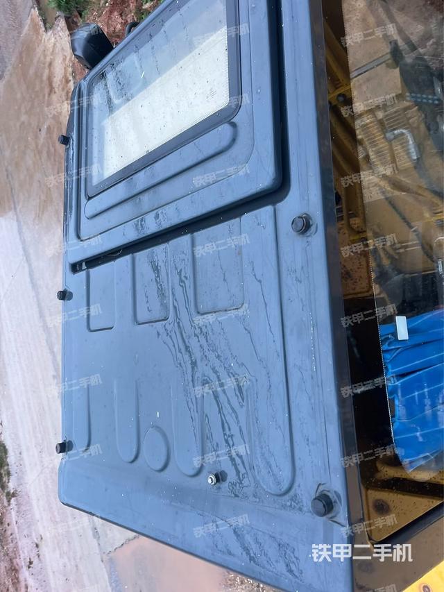 駕駛室頂部(整機(jī)外觀) 駕駛室頂部(整機(jī)外觀)