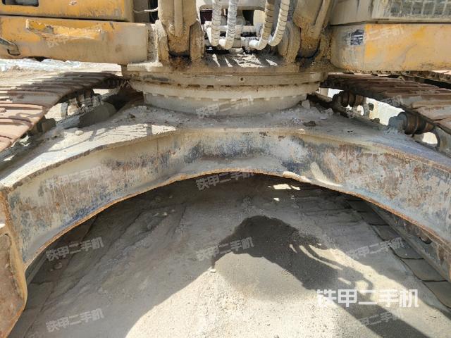 转盘和下车架正前(工作和回转装置) 转盘和下车架正前(工作和回转装置)