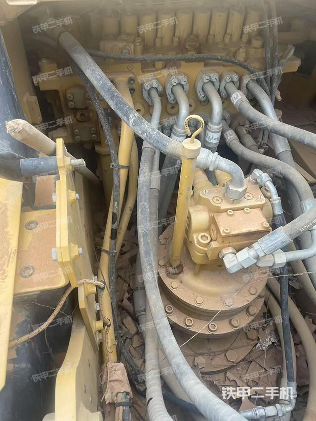 回轉(zhuǎn)馬達和主控閥(整機外觀) 回轉(zhuǎn)馬達和主控閥(整機外觀)