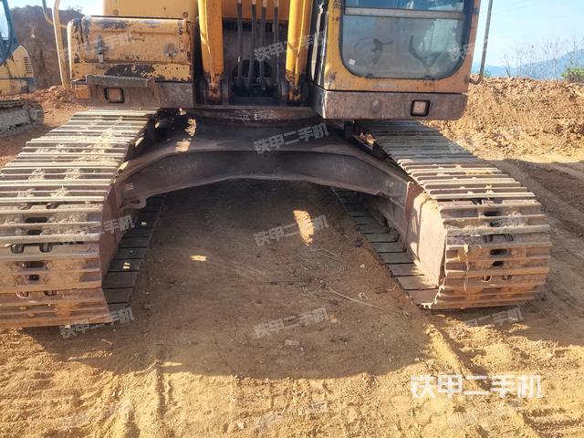 轉(zhuǎn)盤和下車架正前（工作和回轉(zhuǎn)裝置）