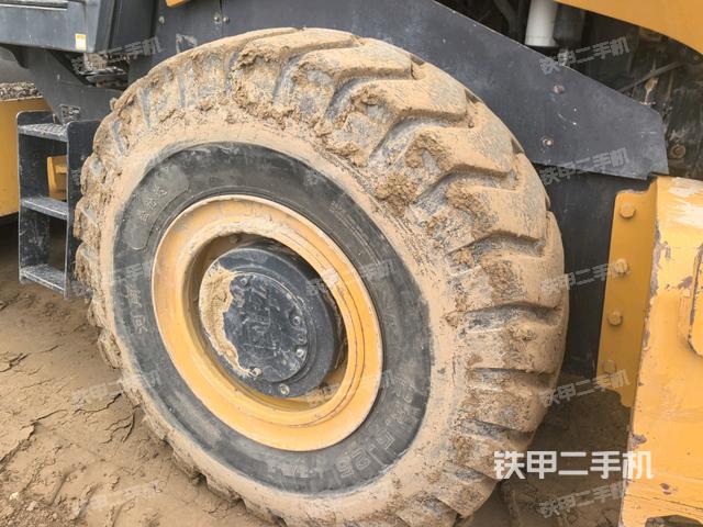 后輪右側(cè)全景（壓路機前后車架）