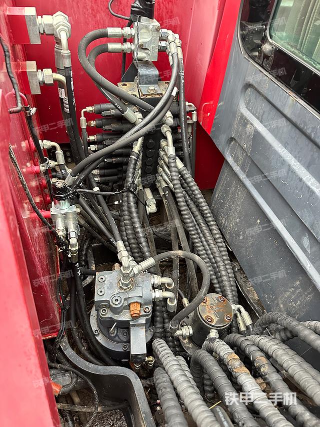 回转马达和主控阀（整机外观）