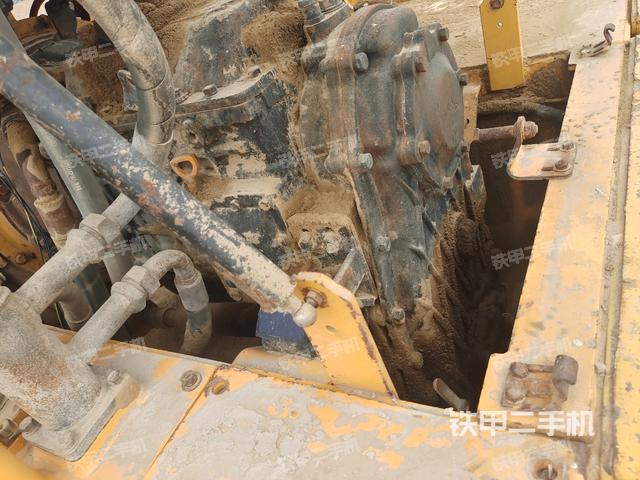 發(fā)動機(jī)上部全景（壓路機(jī)發(fā)動機(jī)艙）