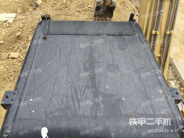 駕駛室頂部(整機(jī)外觀) 駕駛室頂部(整機(jī)外觀)