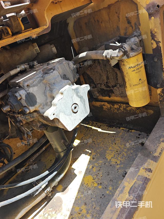 液壓泵艙室正面整體(整機(jī)外觀) 液壓泵艙室正面整體(整機(jī)外觀)