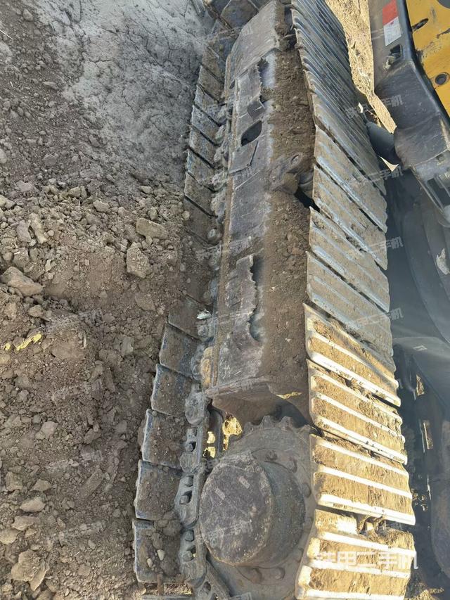 單側(cè)履帶整體(整機外觀) 單側(cè)履帶整體(整機外觀)