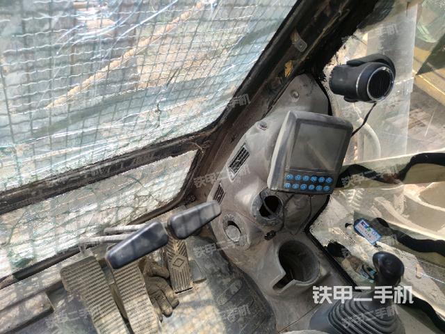 行走控制手柄和踏板 俯拍(驾驶室部分) 行走控制手柄和踏板 俯拍(驾驶室部分)