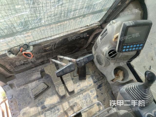 行走控制手柄和踏板?俯拍(駕駛室部分) 行走控制手柄和踏板?俯拍(駕駛室部分)