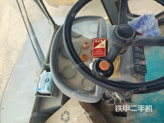 駕駛室側(cè)向上照全景（壓路機(jī)駕駛室）