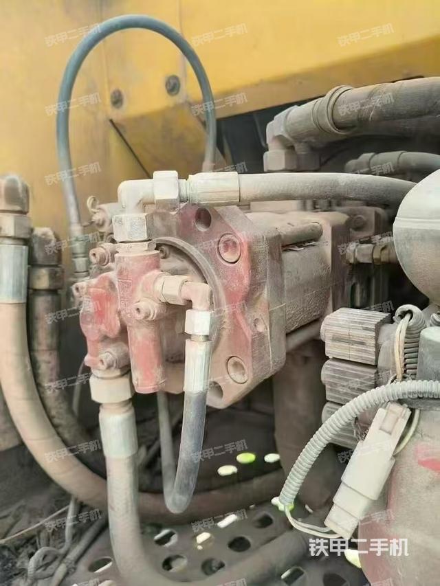 液壓泵艙室正面整體(整機(jī)外觀) 液壓泵艙室正面整體(整機(jī)外觀)
