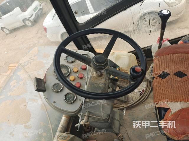 駕駛室側(cè)向上照全景（壓路機(jī)駕駛室）