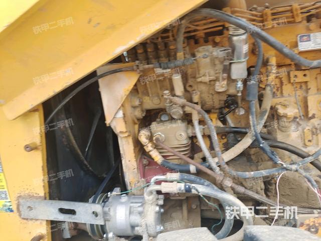 發(fā)動機(jī)右側(cè)全景（壓路機(jī)發(fā)動機(jī)艙）