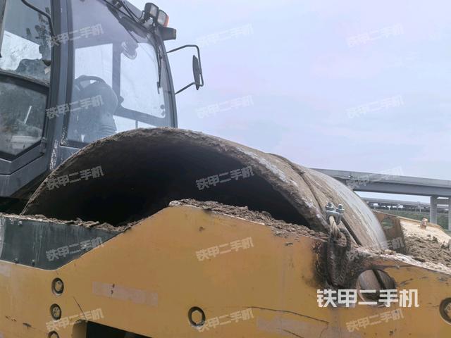 前車架正左側(cè)（壓路機前后車架）