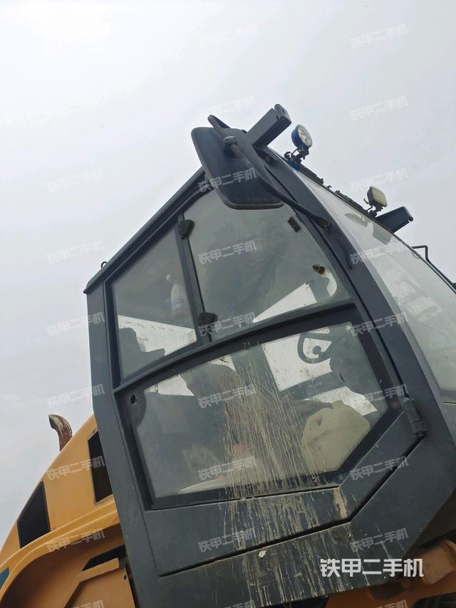 左側(cè)正面照（壓路機(jī)駕駛室）