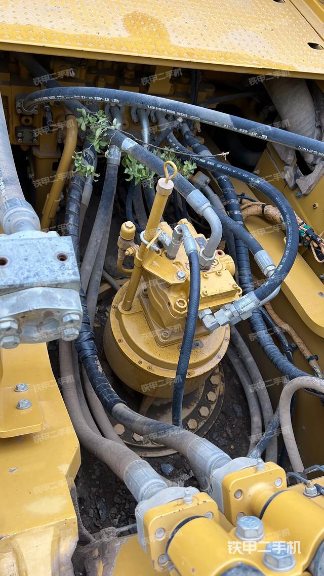 回轉(zhuǎn)馬達(dá)和主控閥（整機(jī)外觀）