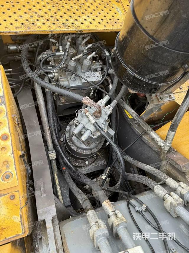 回转马达和主控阀（整机外观）