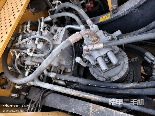 回轉(zhuǎn)馬達(dá)和主控閥(整機(jī)外觀) 回轉(zhuǎn)馬達(dá)和主控閥(整機(jī)外觀)