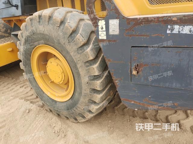 后輪右側(cè)全景（壓路機(jī)前后車架）