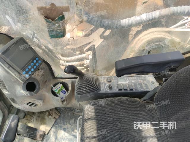 座椅右侧控制台/钥匙门/油门/含右手柄(驾驶室部分) 座椅右侧控制台/钥匙门/油门/含右手柄(驾驶室部分)