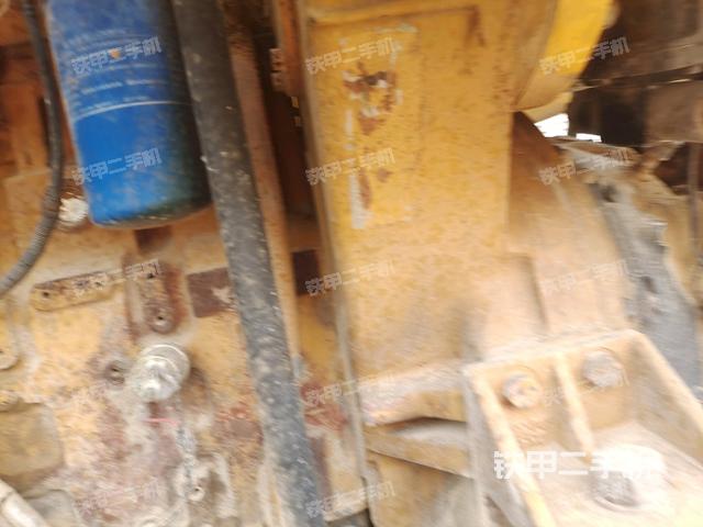 發(fā)動(dòng)機(jī)上部全景（壓路機(jī)發(fā)動(dòng)機(jī)艙）