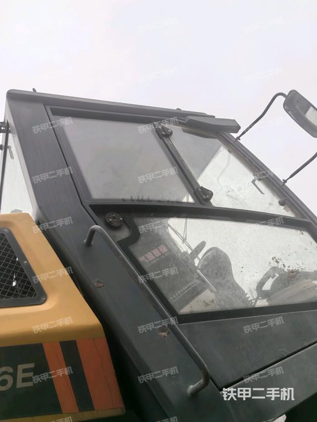 右側(cè)正面照（壓路機駕駛室）