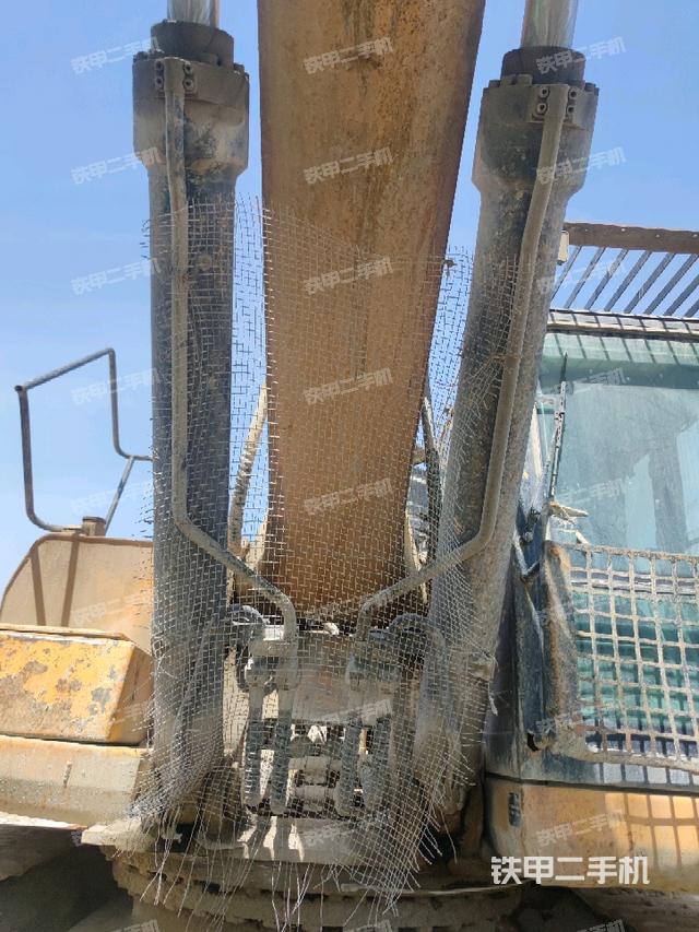 大臂油缸整体 竖拍(工作和回转装置) 大臂油缸整体 竖拍(工作和回转装置)