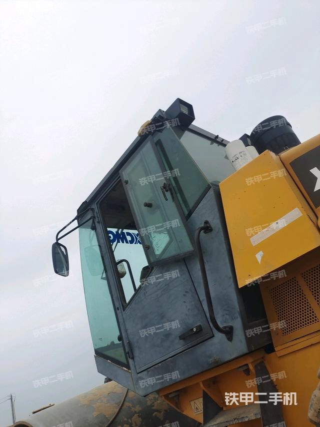 右側(cè)正面照（壓路機(jī)駕駛室）