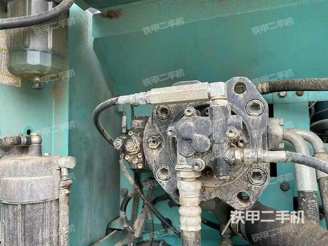 液壓泵艙室正面整體(整機外觀) 液壓泵艙室正面整體(整機外觀)