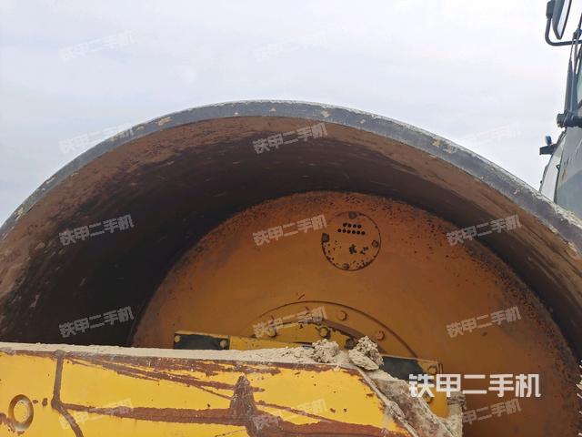 前輪左側(cè)減震塊連接及部件（壓路機(jī)前后車架）