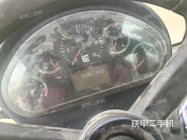 儀表盤全景（壓路機駕駛室）