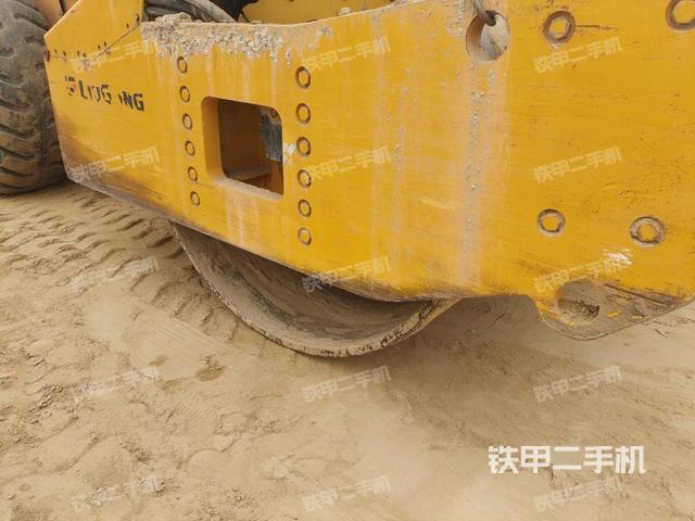 后輪左側(cè)全景（壓路機(jī)前后車架）