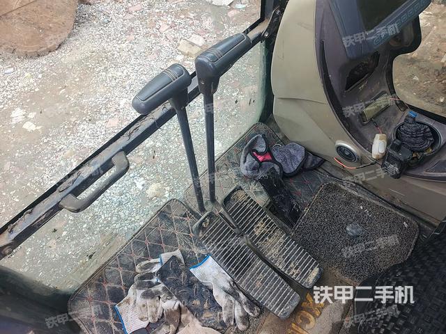 行走控制手柄和踏板?俯拍（駕駛室部分）