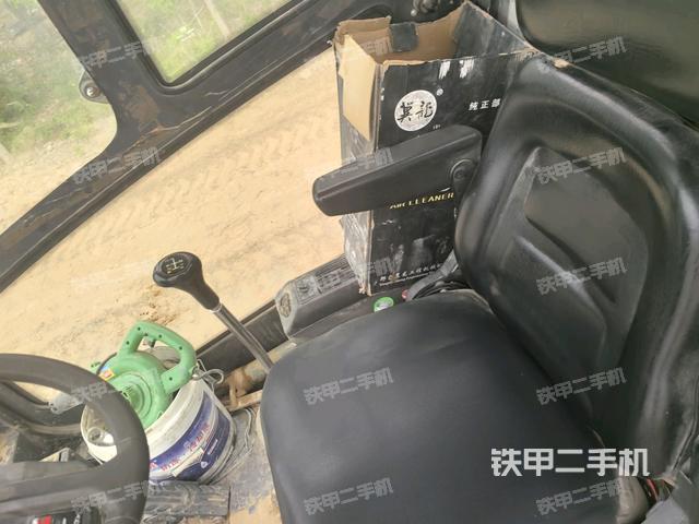 駕駛室內(nèi)座椅、儀表操作手柄全景（壓路機駕駛室）