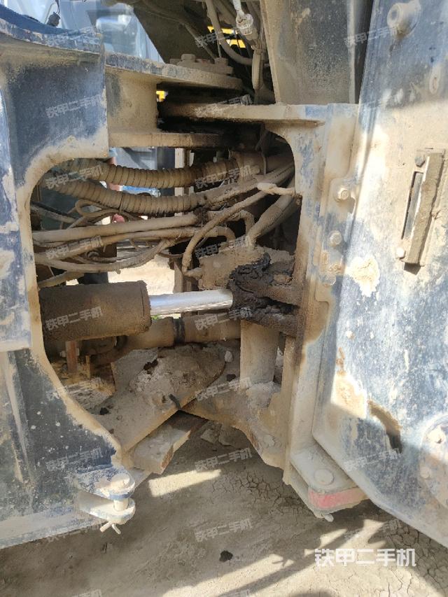 车架铰接（液压/传动系统）