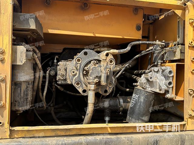 液壓泵艙室正面整體(整機(jī)外觀) 液壓泵艙室正面整體(整機(jī)外觀)