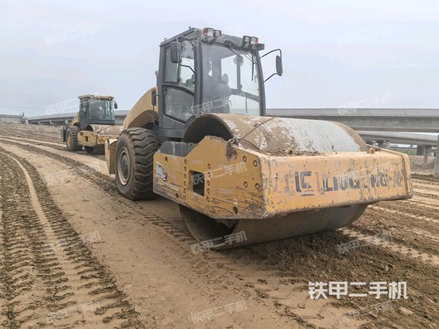 右前45°（壓路機整機外觀）