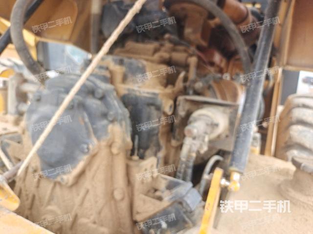 發(fā)動(dòng)機(jī)艙液壓泵全景（壓路機(jī)發(fā)動(dòng)機(jī)艙）