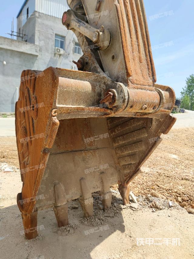 铲斗右后整体(工作和回转装置) 铲斗右后整体(工作和回转装置)